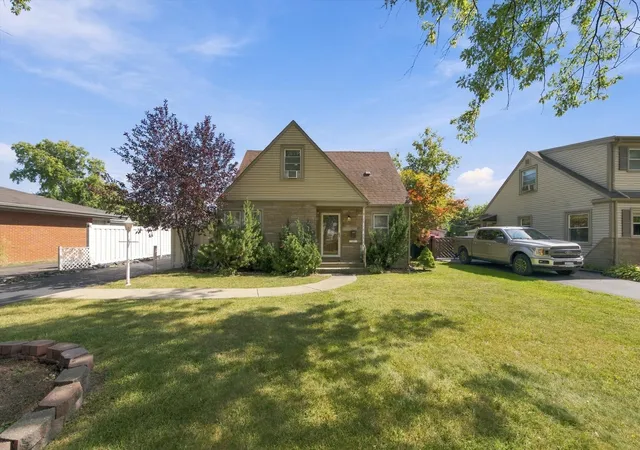 Photo 3 of Single family home for sale at 2115 Halsey Dr, Des Plaines, IL 60018 | MLS# 12769084 | Listing updated on 2026-10-01
