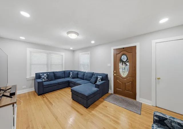 Photo 4 of Single family home for sale at 2115 Halsey Dr, Des Plaines, IL 60018 | MLS# 12769084 | Listing updated on 2026-10-01