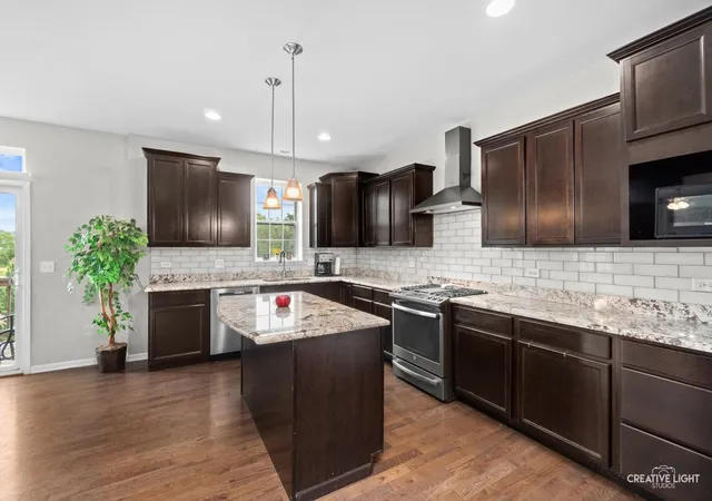 Photo 3 of Single family home for sale at 991 S Carly Cir, Yorkville, IL 60560 | MLS# 12769089 | Listing updated on 2026-10-06