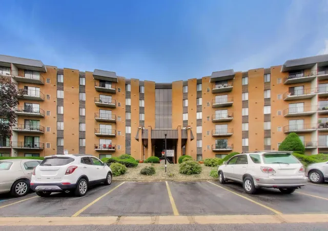 Photo 2 of Condo for sale at 900 W Sunset Dr #409, Glenwood, IL 60425 | MLS# 12769093 | Listing updated on 2026-10-06