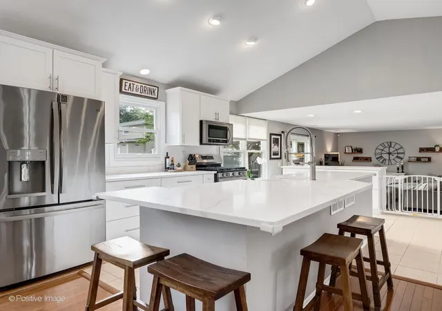 Photo 4 of Single family home for sale at 1061 Valley View Dr, Downers Grove, IL 60516 | MLS# 12769121 | Listing updated on 2026-09-27