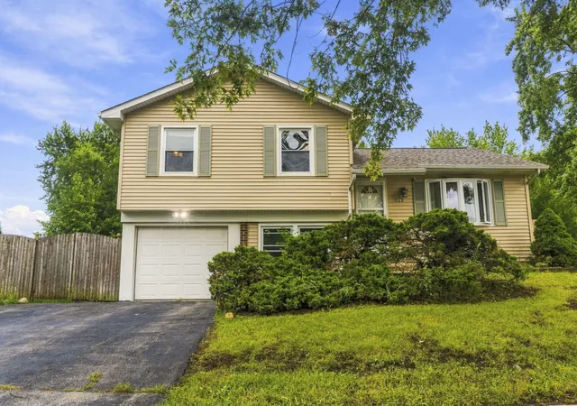 Photo 1 of Single family home for sale at 863 Poplar Ln, Bolingbrook, IL 60440 | MLS# 12769124 | Listing updated on 2026-10-07