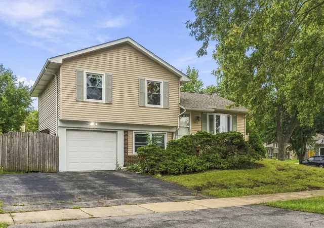 Photo 2 of Single family home for sale at 863 Poplar Ln, Bolingbrook, IL 60440 | MLS# 12769124 | Listing updated on 2026-10-07