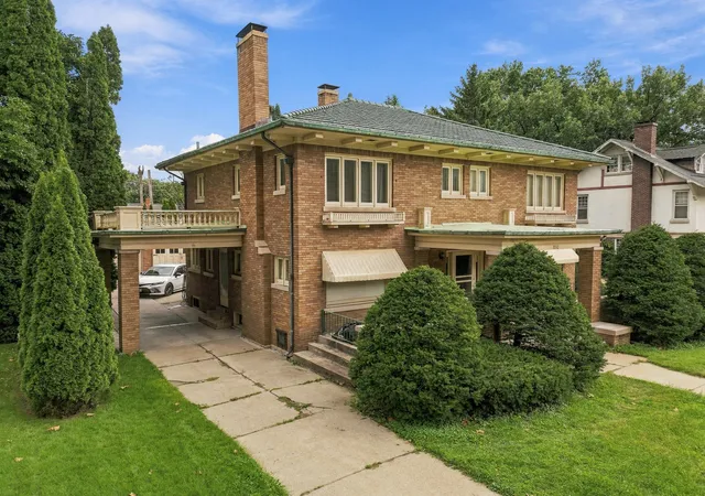 Photo 2 of Single family home for sale at 810 Locust St, Sterling, IL 61081 | MLS# 12769169 | Listing updated on 2026-09-30
