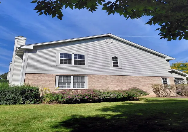 Photo 3 of Townhouse for sale at 9411 Fountain Point Cir, Darien, IL 60561 | MLS# 12769192 | Listing updated on 2026-10-07