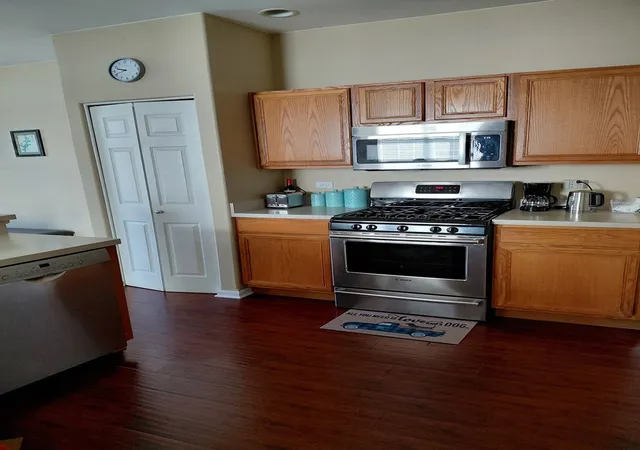 Photo 3 of Townhouse for sale at 9411 Fountain Point Cir, Darien, IL 60561 | MLS# 12769192 | Listing updated on 2026-09-26