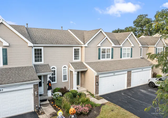 Photo 2 of Townhouse for sale at 791 Silk Oak Ln, Crystal Lake, IL 60014 | MLS# 12769225 | Listing updated on 2026-10-01