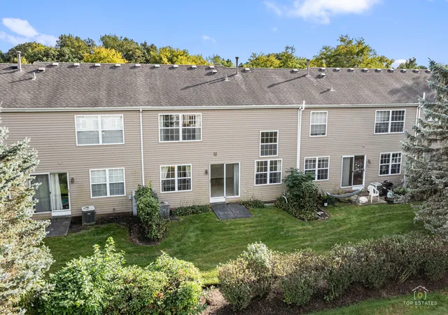 Photo 4 of Townhouse for sale at 791 Silk Oak Ln, Crystal Lake, IL 60014 | MLS# 12769225 | Listing updated on 2026-10-01