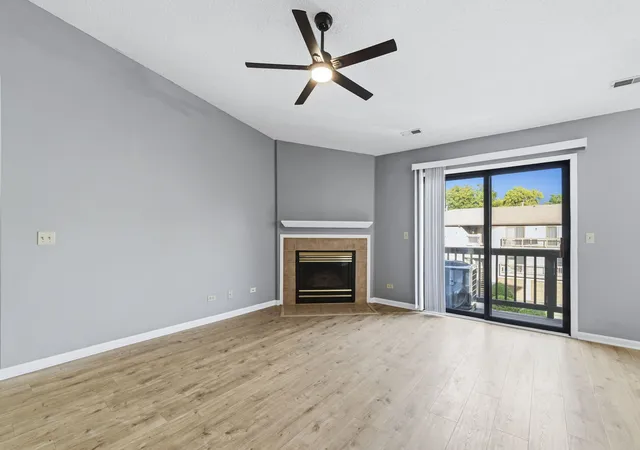 Listing Photo 3 - Condo for sale in building located at 1820 W Highland Ave, Elgin, IL 60123 - Unit #D