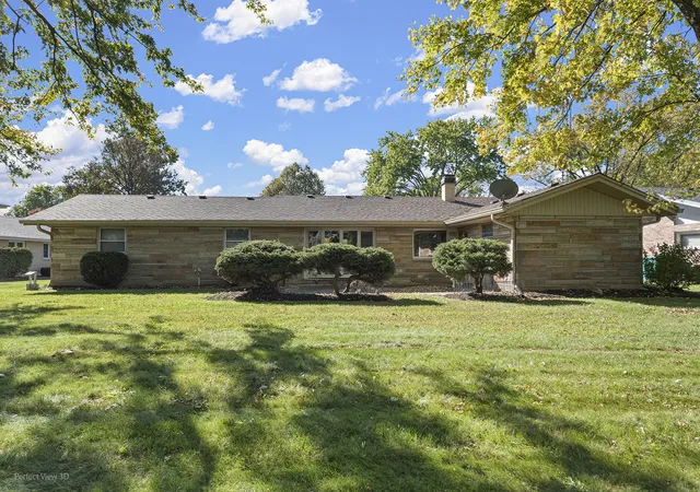 Photo 2 of Single family home for sale at 3233 Rosemont Dr, Joliet, IL 60431 | MLS# 12769389 | Listing updated on 2026-10-20