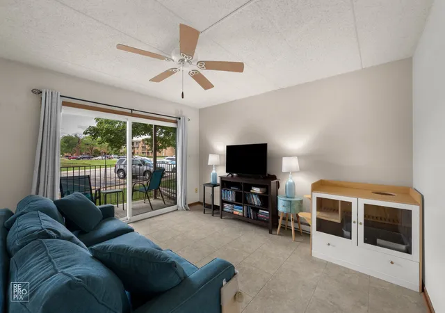 Listing Photo 4 - Condo for sale in building located at 649 N Briar Hl Ln, Addison, IL 60101 - Unit #1