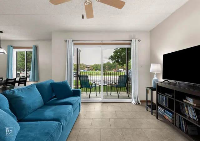 Listing Photo 5 - Condo for sale in building located at 649 N Briar Hl Ln, Addison, IL 60101 - Unit #1