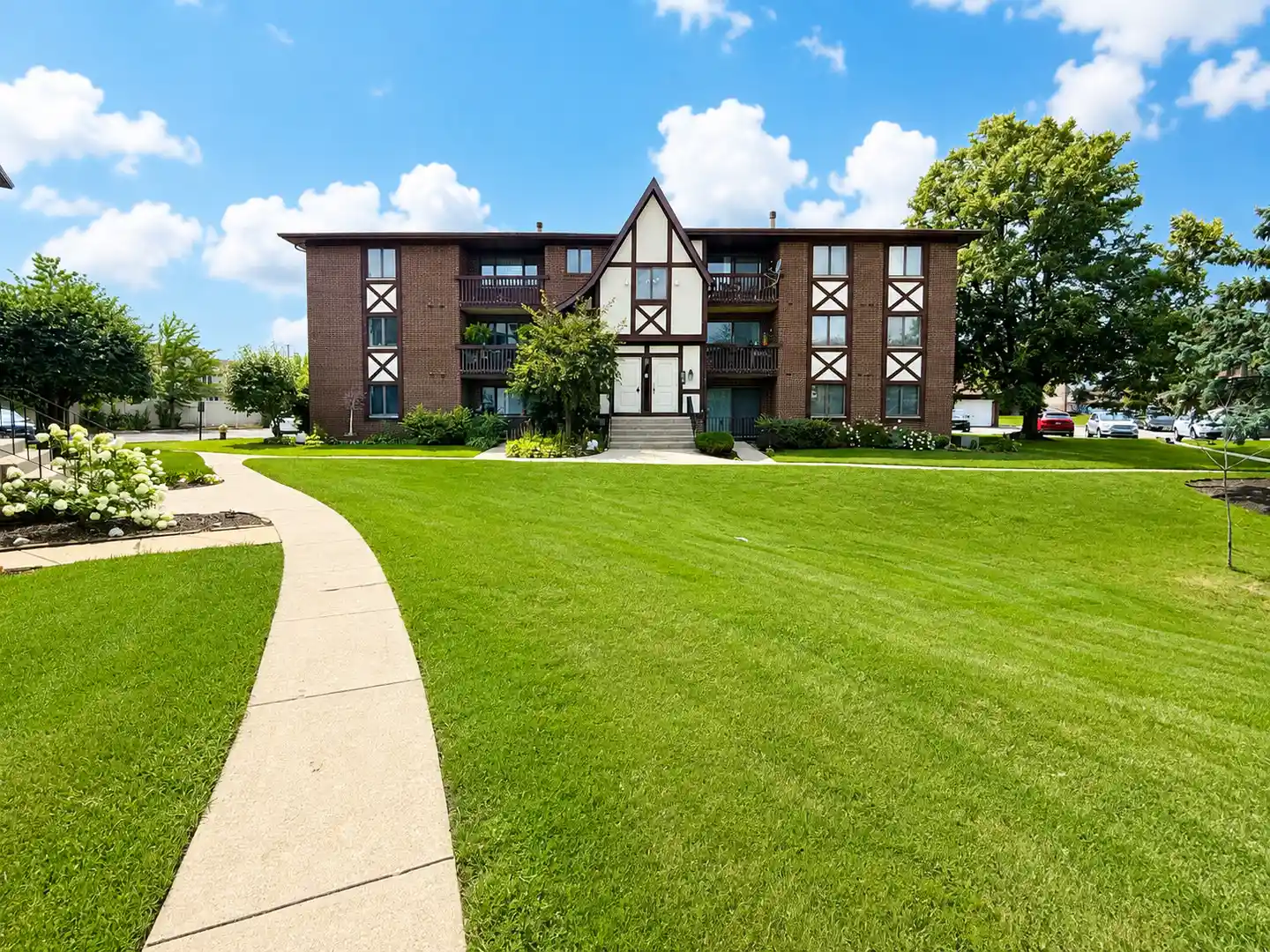 Listing Photo 1 - Condo for sale in 10572 S Palos Pl located at 10572 S Palos Pl, Palos Hills, IL 60465 - Unit 10572 S Palos Pl