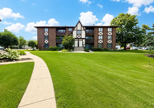 Listing Photo 1 - Condo for sale in building located at 10572 S Palos Pl, Palos Hills, IL 60465 - Unit #D