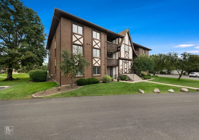 Listing Photo 2 - Condo for sale in building located at 10572 S Palos Pl, Palos Hills, IL 60465 - Unit #D