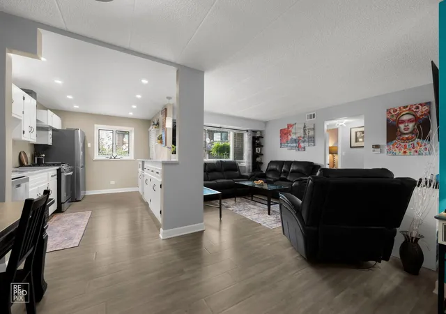 Listing Photo 4 - Condo for sale in building located at 10572 S Palos Pl, Palos Hills, IL 60465 - Unit #D