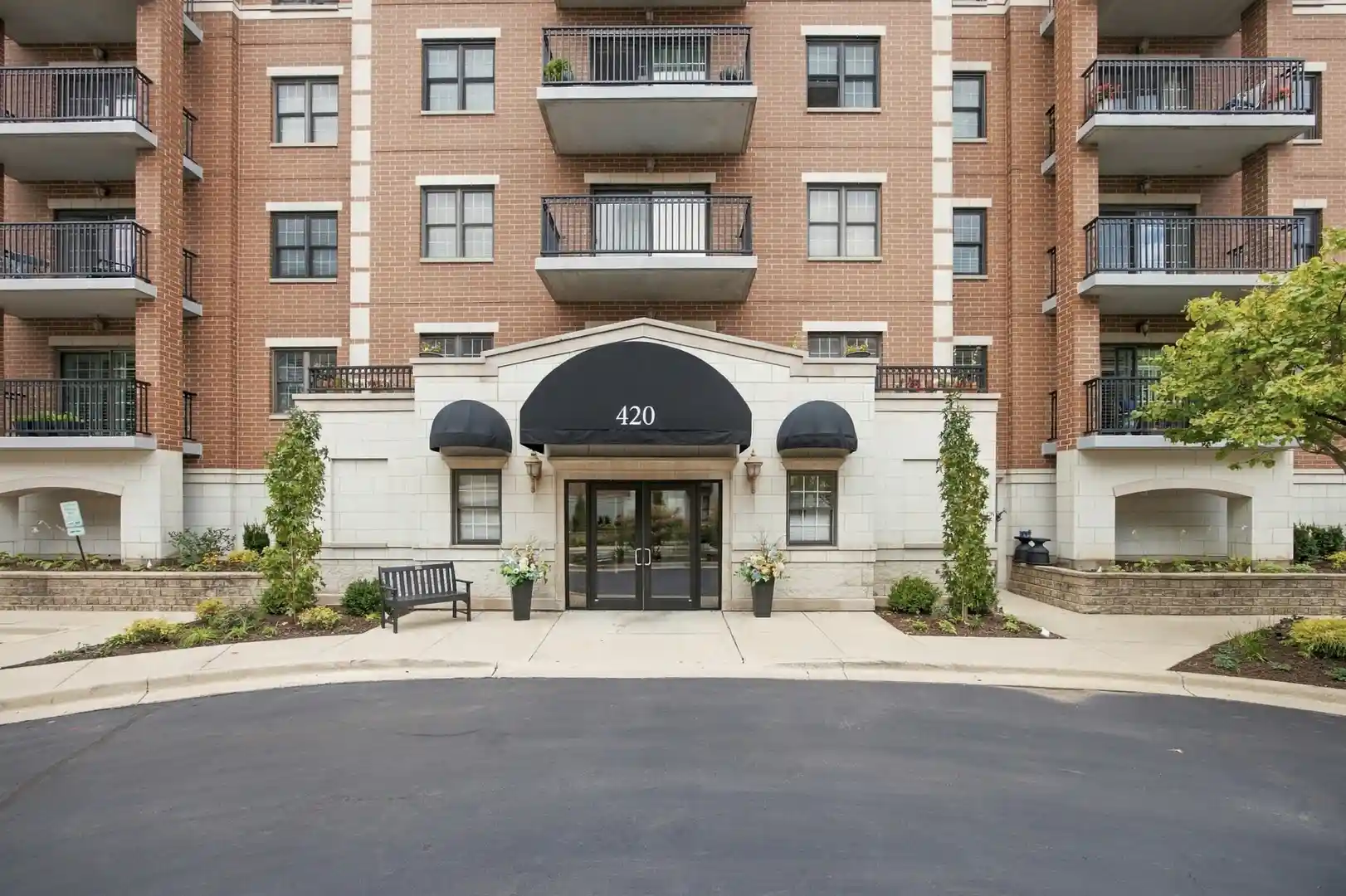 Listing Photo 2 - Condo for sale in 420 W Burlington Ave located at 420 W Burlington Ave, La Grange, IL 60525 - Unit #406