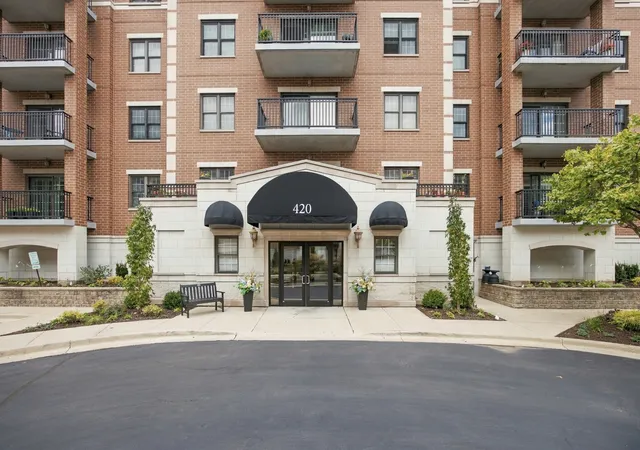 Listing Photo 2 - Condo for sale in building located at 420 W Burlington Ave, La Grange, IL 60525 - Unit #406