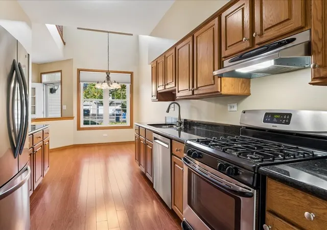 Listing Photo 4 - Condo for sale in building located at 980 Sheridan Cir, Naperville, IL 60563 - Unit #980