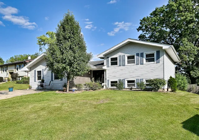 Single family home for sale at 20w581 Glen Ct, Lombard, IL 60148 | MLS# 12769527
