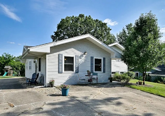 Photo 2 of Single family home for sale at 20w581 Glen Ct, Lombard, IL 60148 | MLS# 12769527 | Listing updated on 2026-09-25