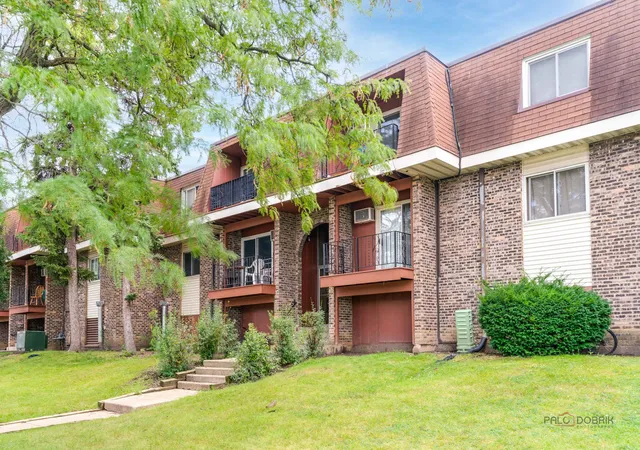 Listing Photo 1 - Condo for sale in building located at 575 Heritage Dr, Hoffman Estates, IL 60169 - Unit #206