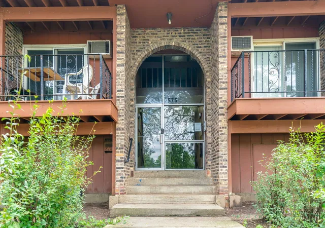 Listing Photo 2 - Condo for sale in building located at 575 Heritage Dr, Hoffman Estates, IL 60169 - Unit #206