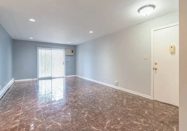 Listing Photo 5 - Condo for sale in building located at 575 Heritage Dr, Hoffman Estates, IL 60169 - Unit #206