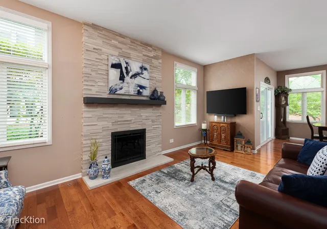 Photo 3 of Townhouse for sale at 4 Mashie Ct, Woodridge, IL 60517 | MLS# 12769559 | Listing updated on 2026-09-25