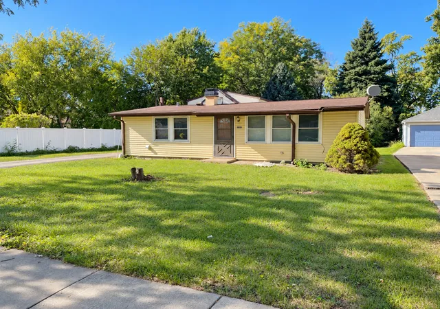 Photo 2 of Single family home for sale at 2086 Nimitz Dr, Des Plaines, IL 60018 | MLS# 12769564 | Listing updated on 2026-10-22