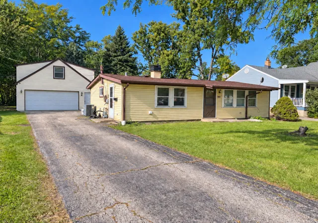Photo 3 of Single family home for sale at 2086 Nimitz Dr, Des Plaines, IL 60018 | MLS# 12769564 | Listing updated on 2026-10-22