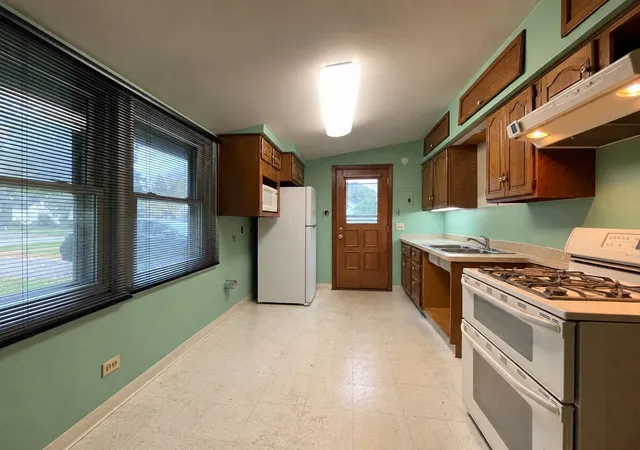 Photo 3 of Single family home for sale at 2086 Nimitz Dr, Des Plaines, IL 60018 | MLS# 12769564 | Listing updated on 2026-10-22