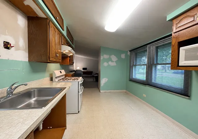 Photo 4 of Single family home for sale at 2086 Nimitz Dr, Des Plaines, IL 60018 | MLS# 12769564 | Listing updated on 2026-10-22