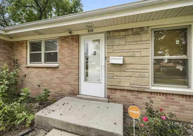 Photo 2 of Single family home for sale at 918 S Owen St, Mount Prospect, IL 60056 | MLS# 12769581 | Listing updated on 2026-09-25