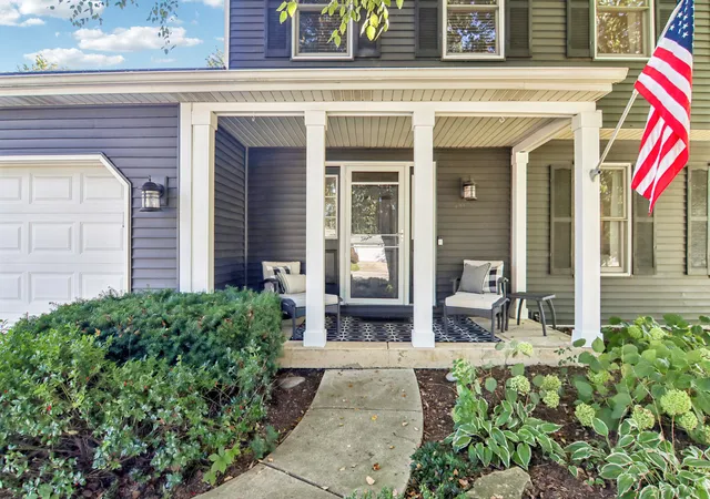 Photo 3 of Single family home for sale at 585 Yellowstone Dr, Elgin, IL 60123 | MLS# 12769583 | Listing updated on 2026-10-06