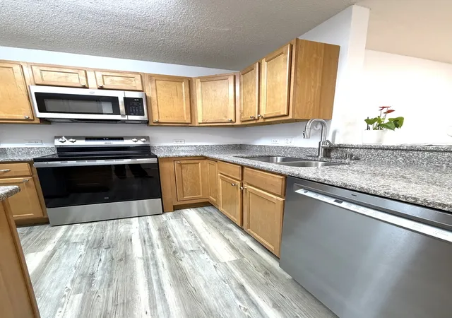 Listing Photo 4 - Condo for sale in building located at 2048 N Rand Rd, Palatine, IL 60074 - Unit #202