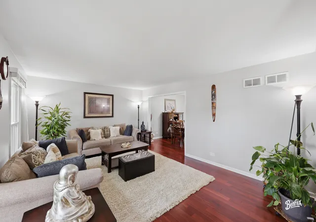 Photo 2 of Single family home for sale at 750 Dunhill Dr, Buffalo Grove, IL 60089 | MLS# 12769610 | Listing updated on 2026-09-25