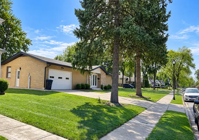 Photo 2 of Single family home for sale at 141 W Army Trl Blvd, Addison, IL 60101 | MLS# 12769640 | Listing updated on 2026-09-25