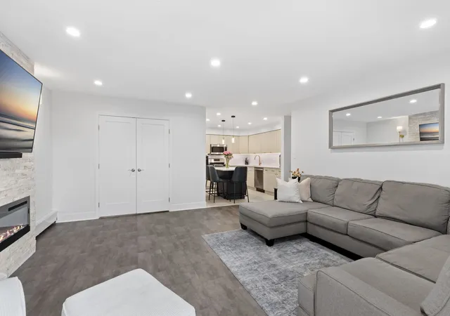 Photo 4 of Condo for sale at 6800 N California Ave #4L, Chicago, IL 60645 | MLS# 12769665 | Listing updated on 2026-09-25