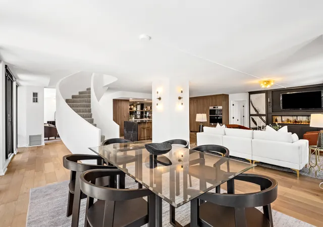Listing Photo 2 - Condo for sale in building located at 200 E Delaware Pl, Chicago, IL 60611 - Unit #8C-9C