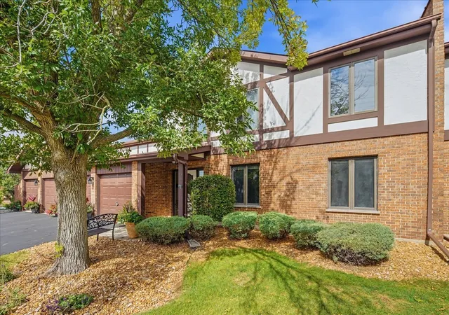 Listing Photo 1 - Condo for sale in building located at 9810 Mill Dr W, Palos Park, IL 60464 - Unit #E1