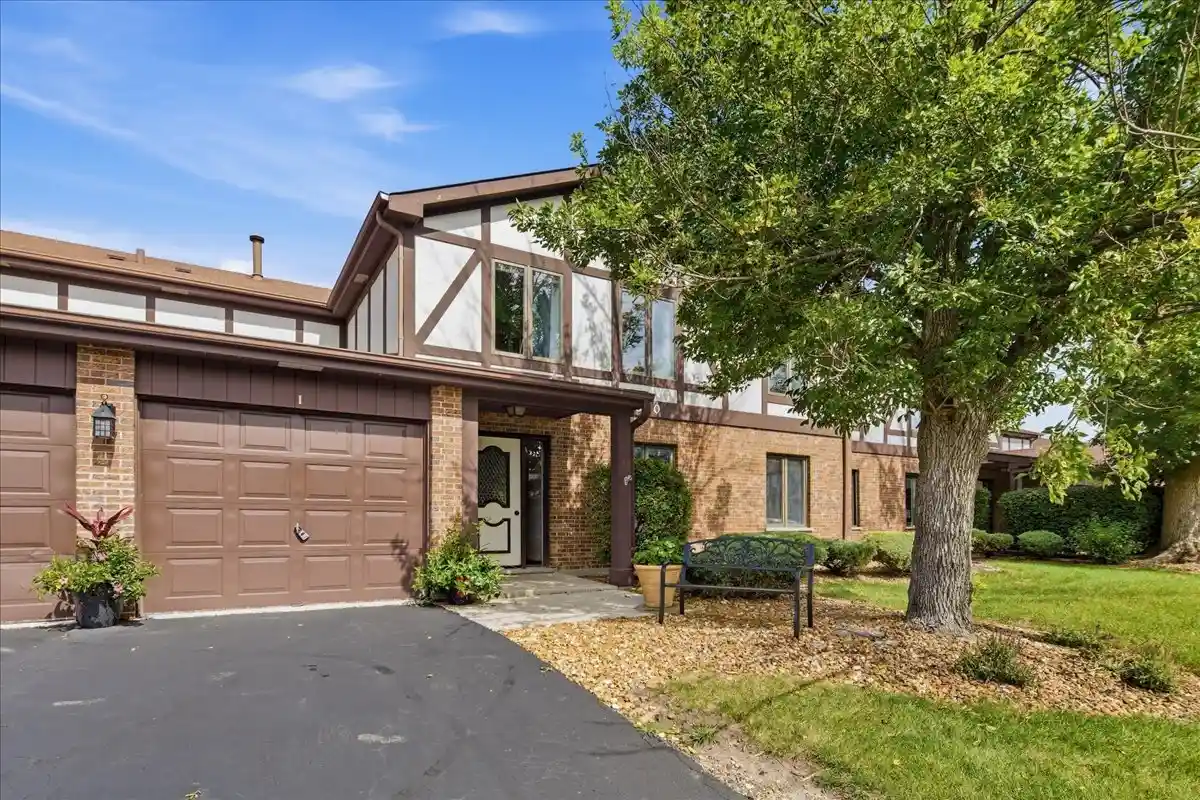 Listing Photo 2 - Condo for sale in 9810 Mill Dr W located at 9810 Mill Dr W, Palos Park, IL 60464 - Unit #E1