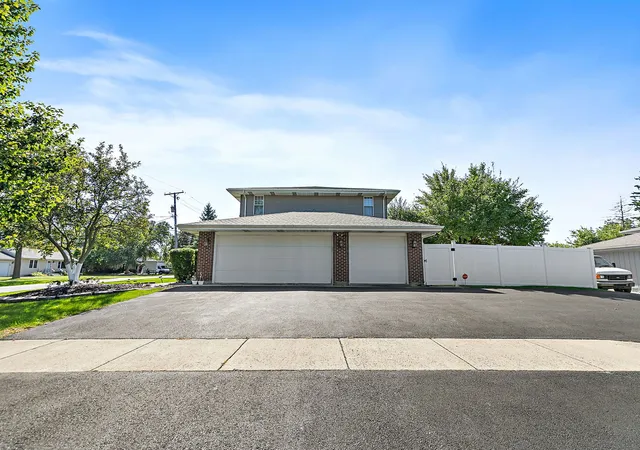 Photo 3 of Single family home for sale at 15410 Leclaire Ave, Oak Forest, IL 60452 | MLS# 12769719 | Listing updated on 2026-10-07