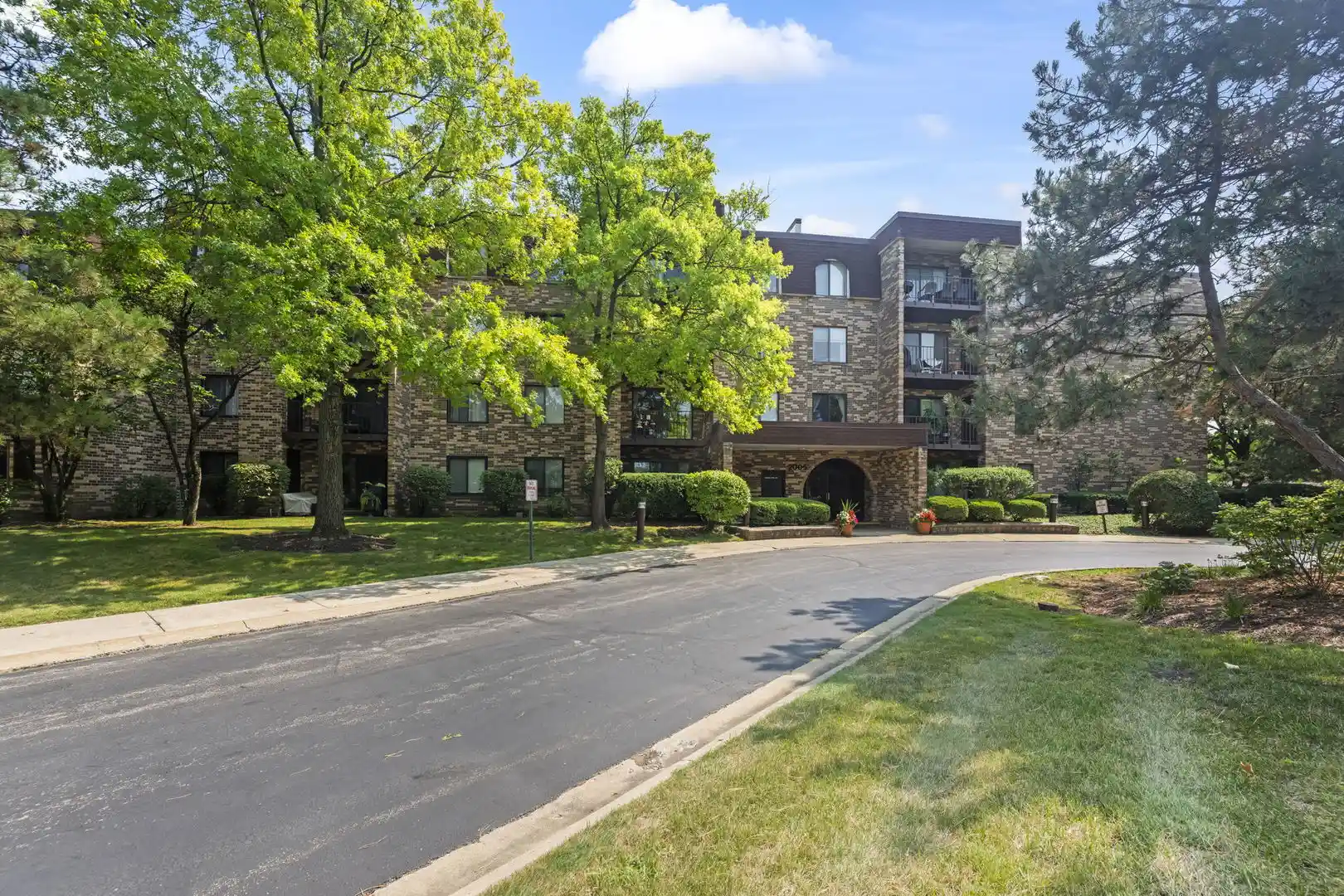 Listing Photo 1 - Condo for sale in 2005 Valencia Dr located at 2005 Valencia Dr, Northbrook, IL 60062 - Unit #306D