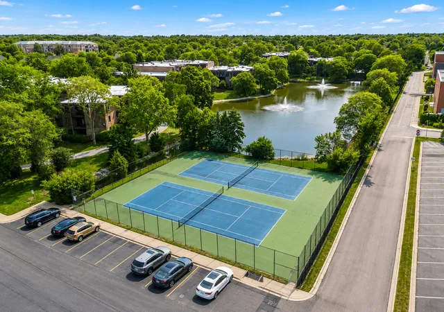 Listing Photo 4 - Condo for sale in building located at 2005 Valencia Dr, Northbrook, IL 60062 - Unit #306D