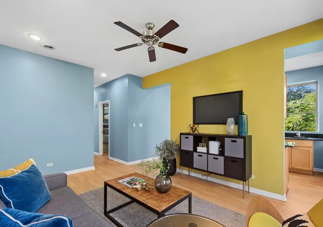 Listing Photo 4 - Condo for sale in building located at 3725 W Byron St, Chicago, IL 60618 - Unit #3
