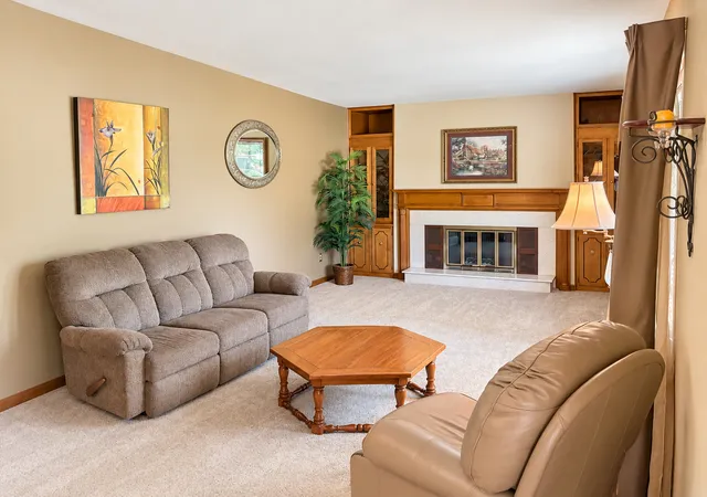 Photo 2 of Single family home for sale at 1004 Magnolia Dr, Joliet, IL 60435 | MLS# 12769836 | Listing updated on 2026-10-05