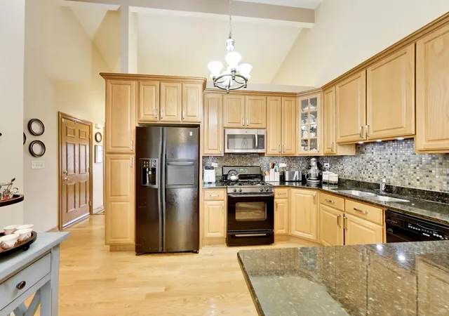 Photo 3 of Townhouse for sale at 11s352 Deer Trl Ct, Burr Ridge, IL 60527 | MLS# 12769861 | Listing updated on 2026-10-04