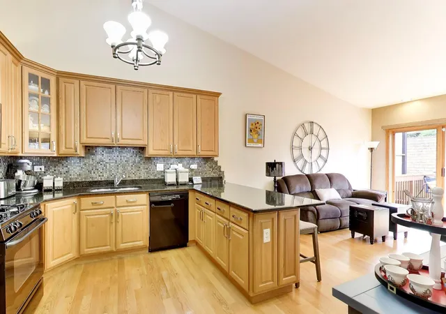 Photo 4 of Townhouse for sale at 11s352 Deer Trl Ct, Burr Ridge, IL 60527 | MLS# 12769861 | Listing updated on 2026-10-04