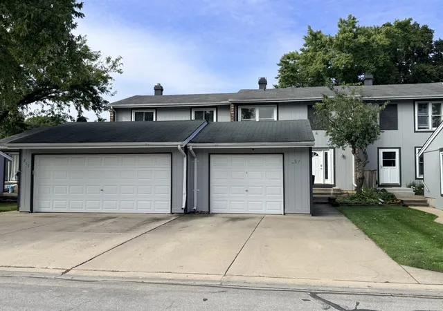 Photo 2 of Townhouse for sale at 219 Pinewood Ln, Bloomingdale, IL 60108 | MLS# 12769892 | Listing updated on 2026-09-27